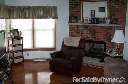 4th image of 8 Howard Dr