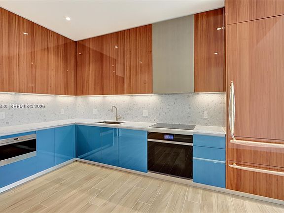 4th image of 2655 S Bayshore Dr APT 403