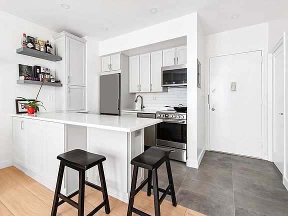 4th image of 150 W 51st St APT 2031