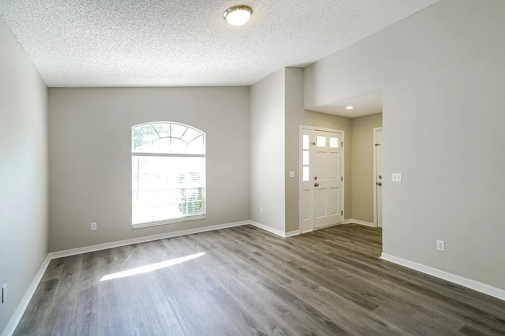 3 bed, 2.0 bath, 1384 sqft, $2,380 — Photo 4