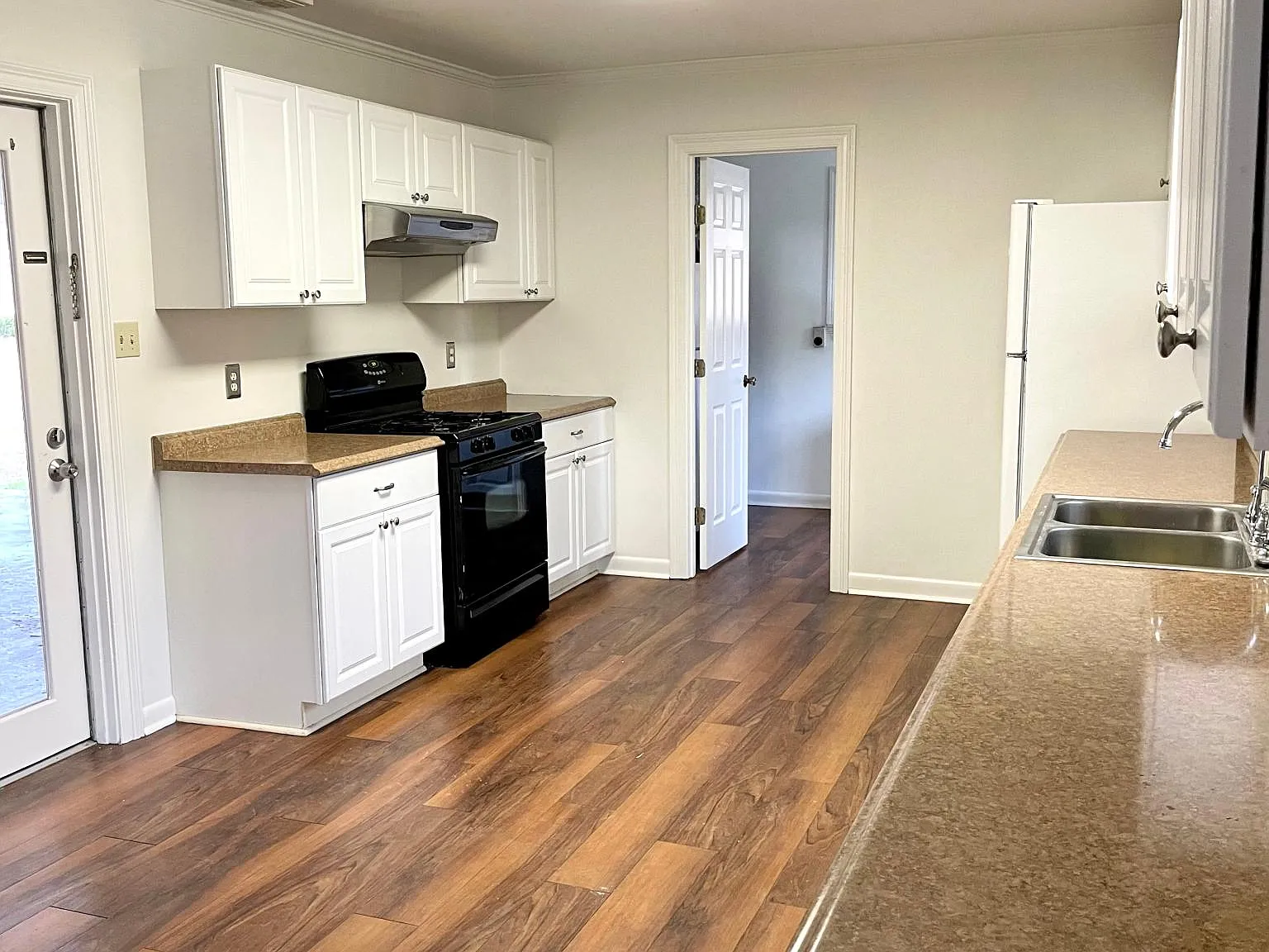 3 bed, 1700 sqft, $1,700 — Photo 2