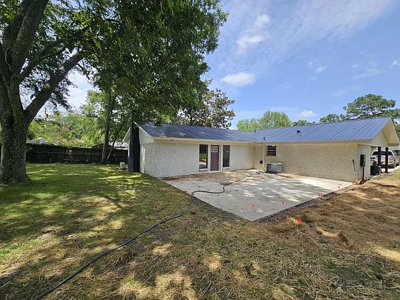 4th image of 1203 Dawn Dr
