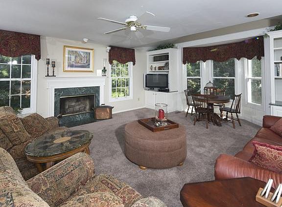 Great Floor plan - Kitchen open to Family Room