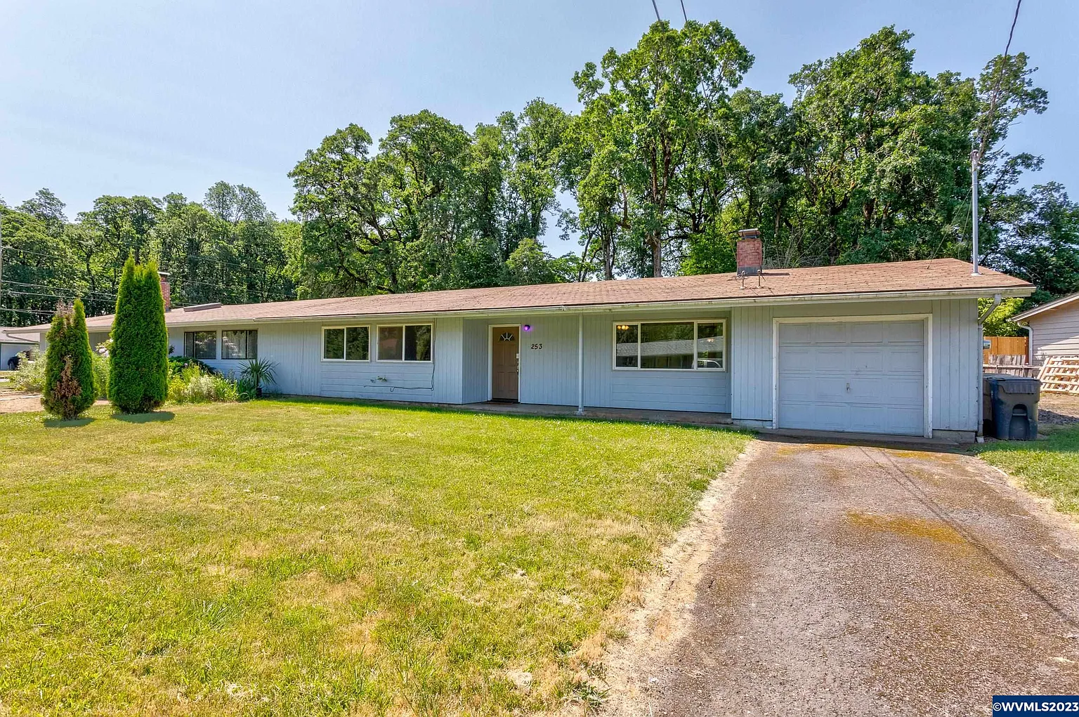253 NE Azalea Dr photo 1
