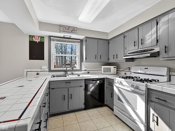 3rd image of 4803 Oak Creek Ct