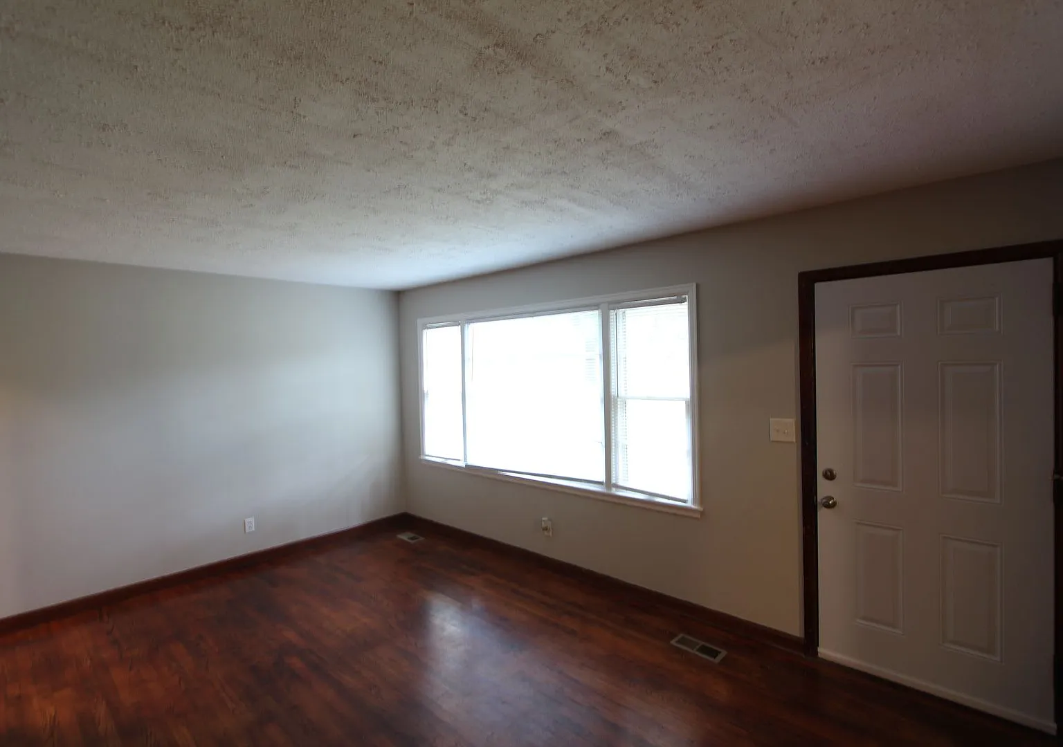 New On The Market! Cute! Cute! Cute! Better Hurry To See This One!! — Photo 3