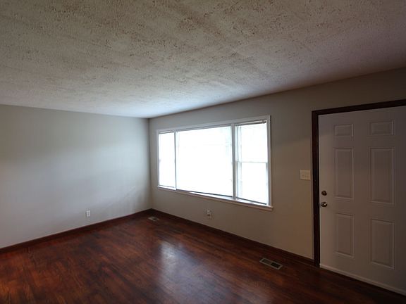 3rd image of 200 Carol Dr