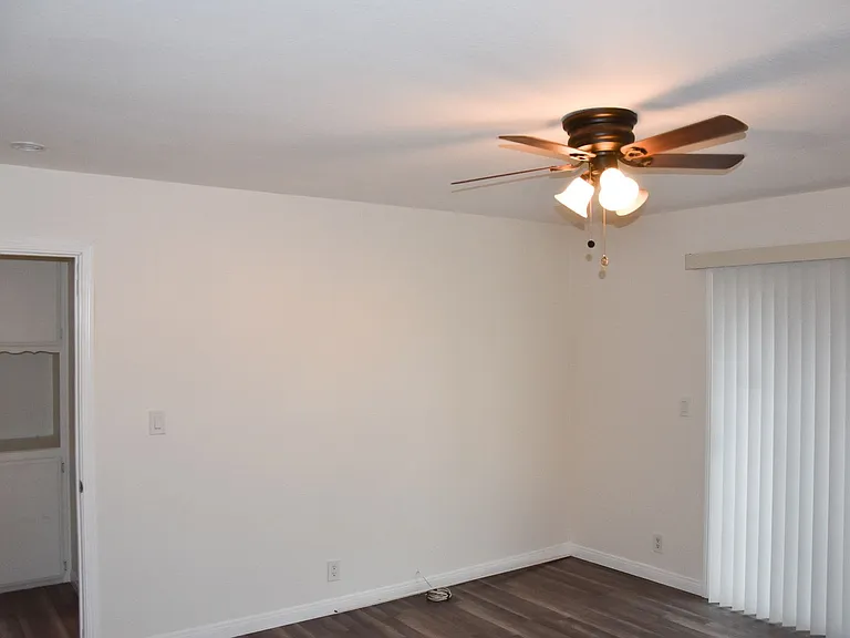 411 Kroeger St — Photo 17