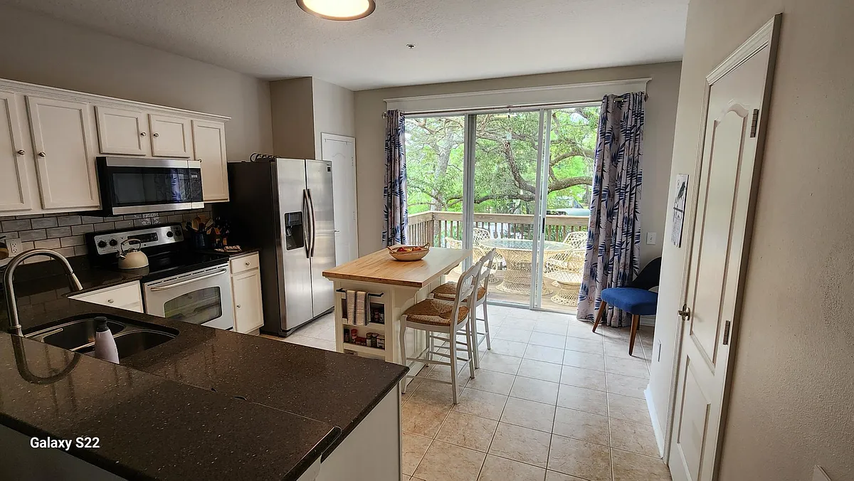 large chef kitchen with beautiful center island for food prep. - 3108 Bayshore Oaks Dr