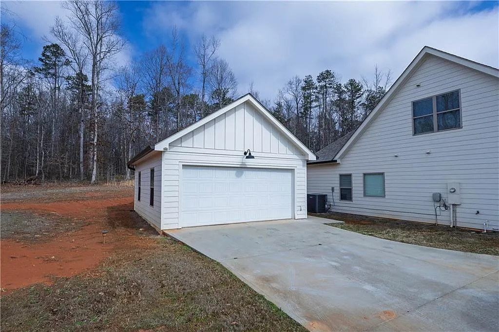 4 bed, 3.0 bath, 2028 sqft, $2,500 — Photo 3