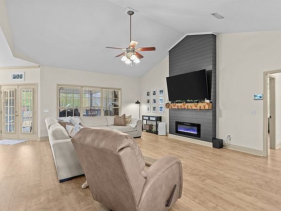 4th image of 373 Fuller Rd