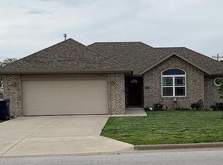 100 Hawthorn Ave, Rogersville, MO 65742