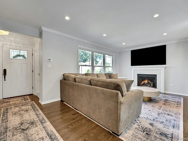 4 Lorraine Dr — Photo 3