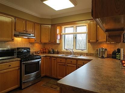 3rd image of 14 Lauren Ln