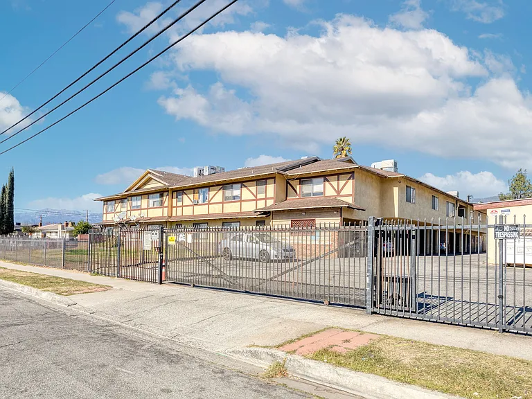 Golden Date Apartments — Photo 6
