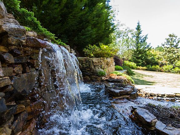 PRIVATE BACKYARD OASIS