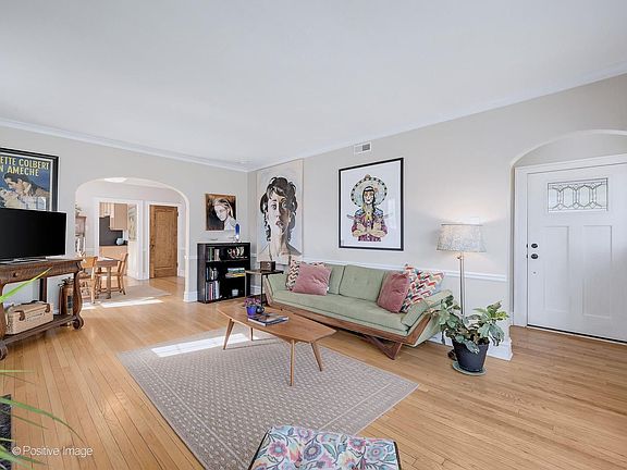 3rd image of 464 W Montrose Ave