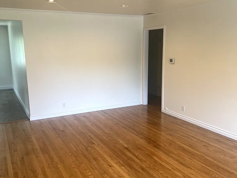 516 NW Forest St — Photo 4