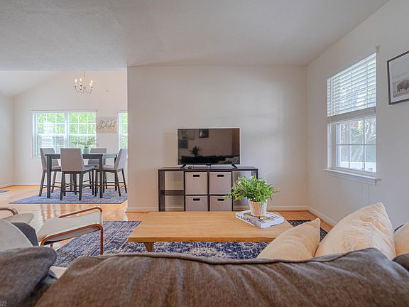 3rd image of 338 Courtney Cir