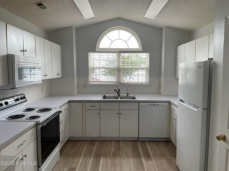 480 Saltaire Dr SW — Photo 9