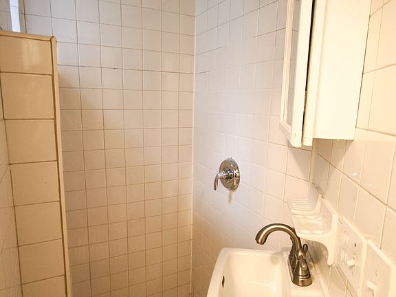 2nd image of 11 Jones St APT 15