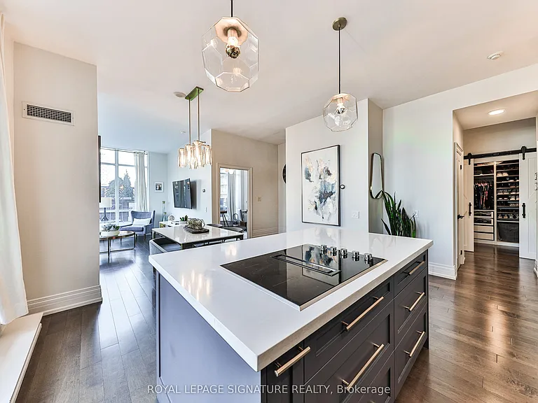 112 George St S #902 — Photo 9