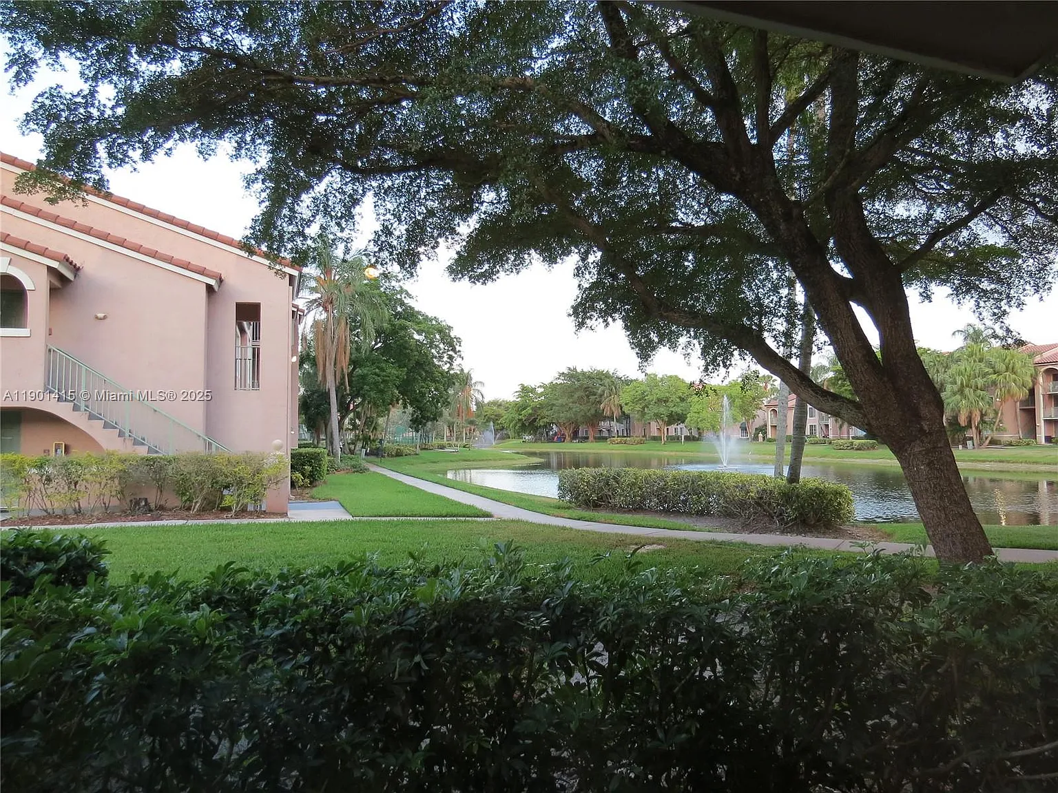 2 bed, 2.5 bath, 1200 sqft, $2,400 — Photo 3