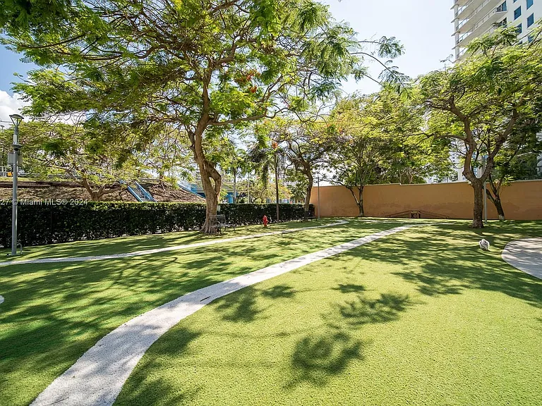 10 SW South River Dr #10 — Photo 4