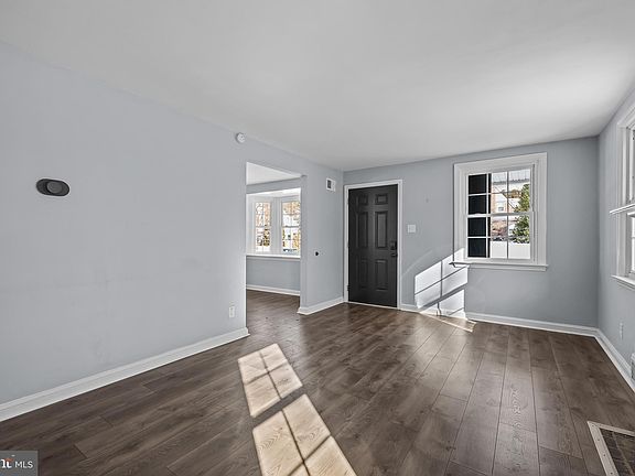 5th image of 32 N Stuyvesant Dr