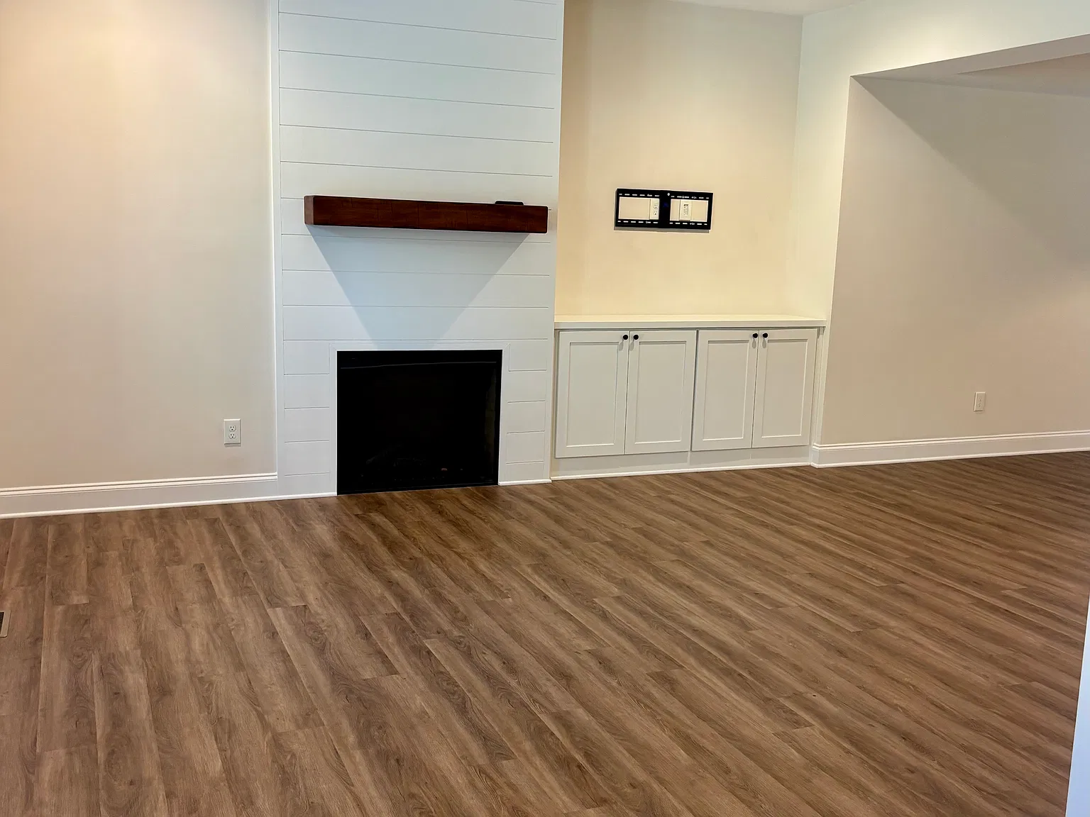 3 bed, 2.5 bath, 1643 sqft, $2,200 — Photo 2
