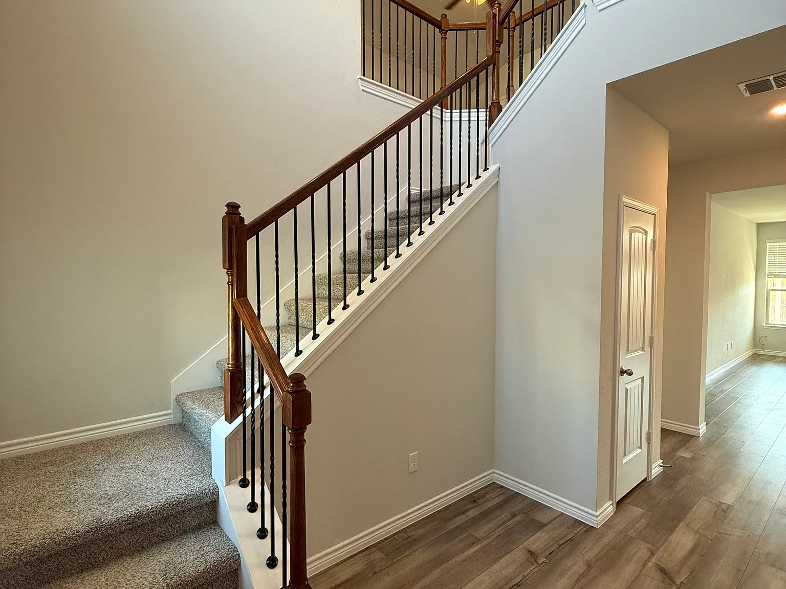 5 bed, 2.5 bath, 2572 sqft, $2,700 — Photo 4