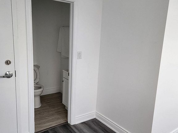 4th image of 2820 Danforth Ave #210