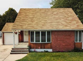 121 Raleigh Ln, West Islip, NY 11795