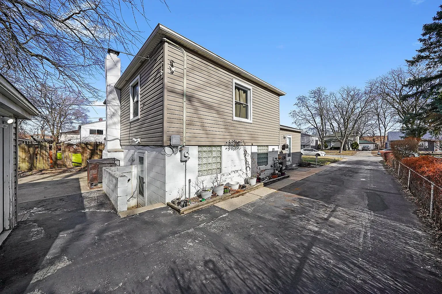 3 bed, 5924 sqft, $2,200 — Photo 3