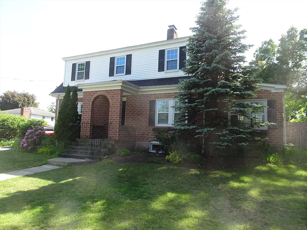 3 bed, 2.0 bath, 1550 sqft, $3,950 — Photo 2