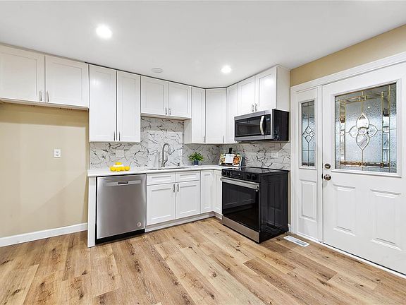 4th image of 11928 Meadowpark Ct