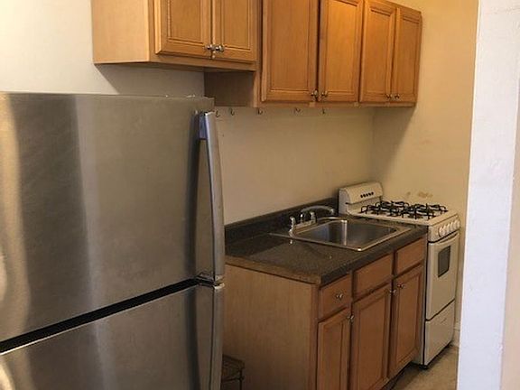 3rd image of 2400 W Wilson Ave APT 202