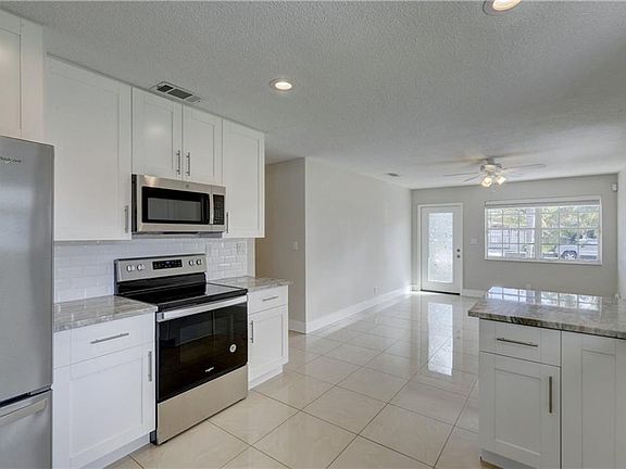 3rd image of 2881 SW 17th St