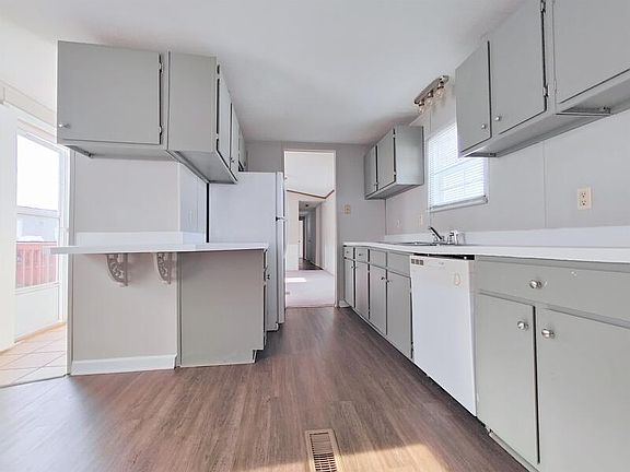 3rd image of 504 Sunshine Dr