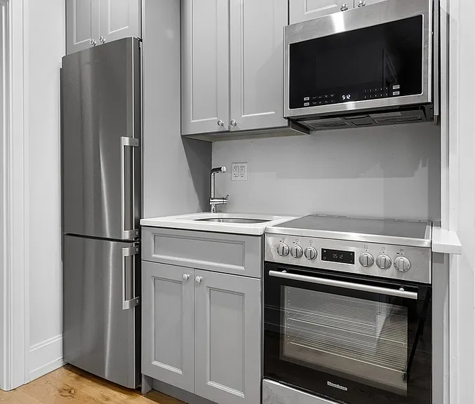 221 E 10th St #6 — Photo 4