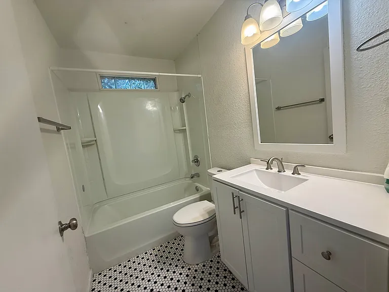 620 W Avenue B — Photo 34