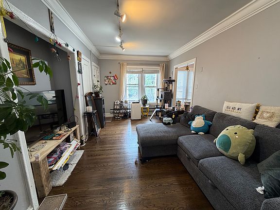3rd image of 842 W Ainslie St #1