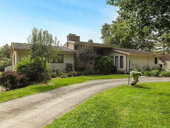 2nd image of 3 Pine Hill Ln