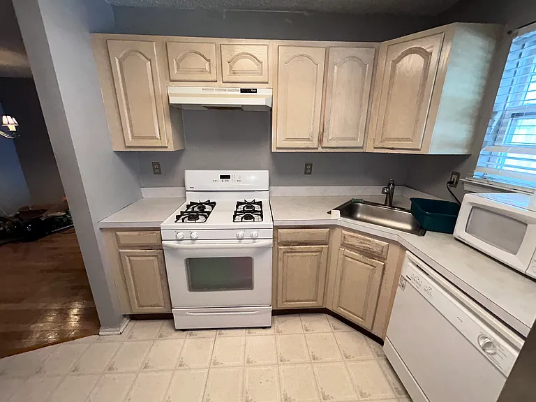 1076 Cambridge Ct — Photo 6