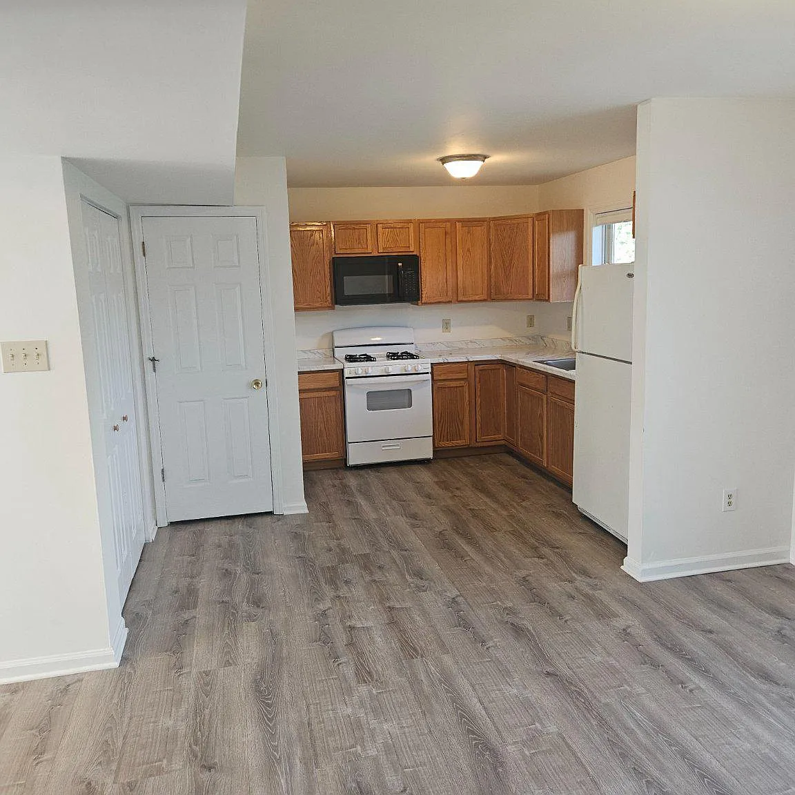 3 bed, 1.5 bath, 1236 sqft, $2,195 — Photo 3