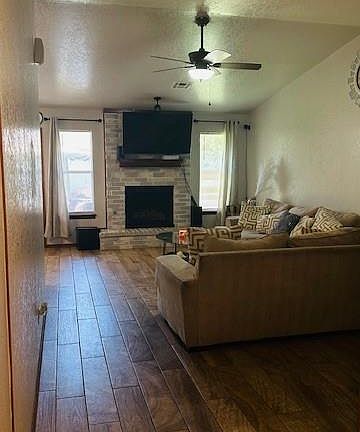 2nd image of 412 Crest Pl