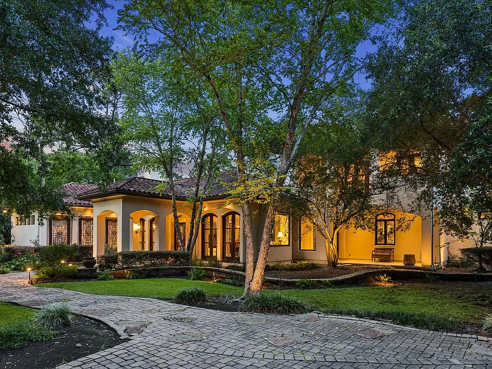 2 Lacewood Ln