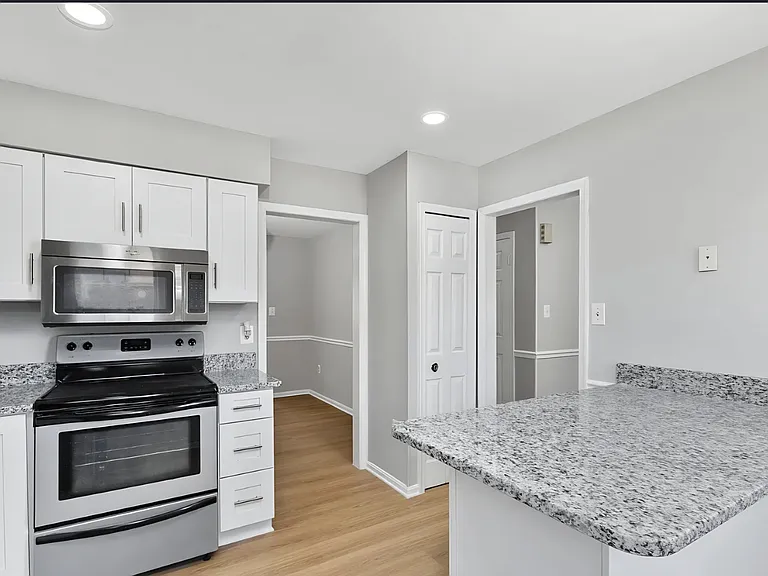 8587 Burlington Ct — Photo 7