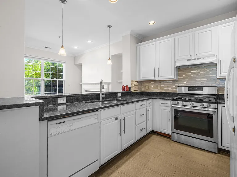 92 Lyon Ct — Photo 11