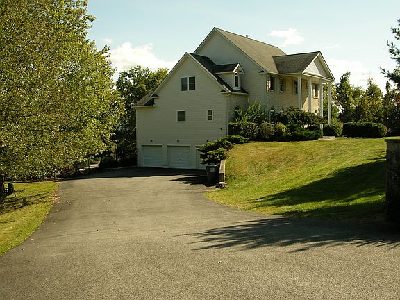 4th image of 28 Woodcrest Ln